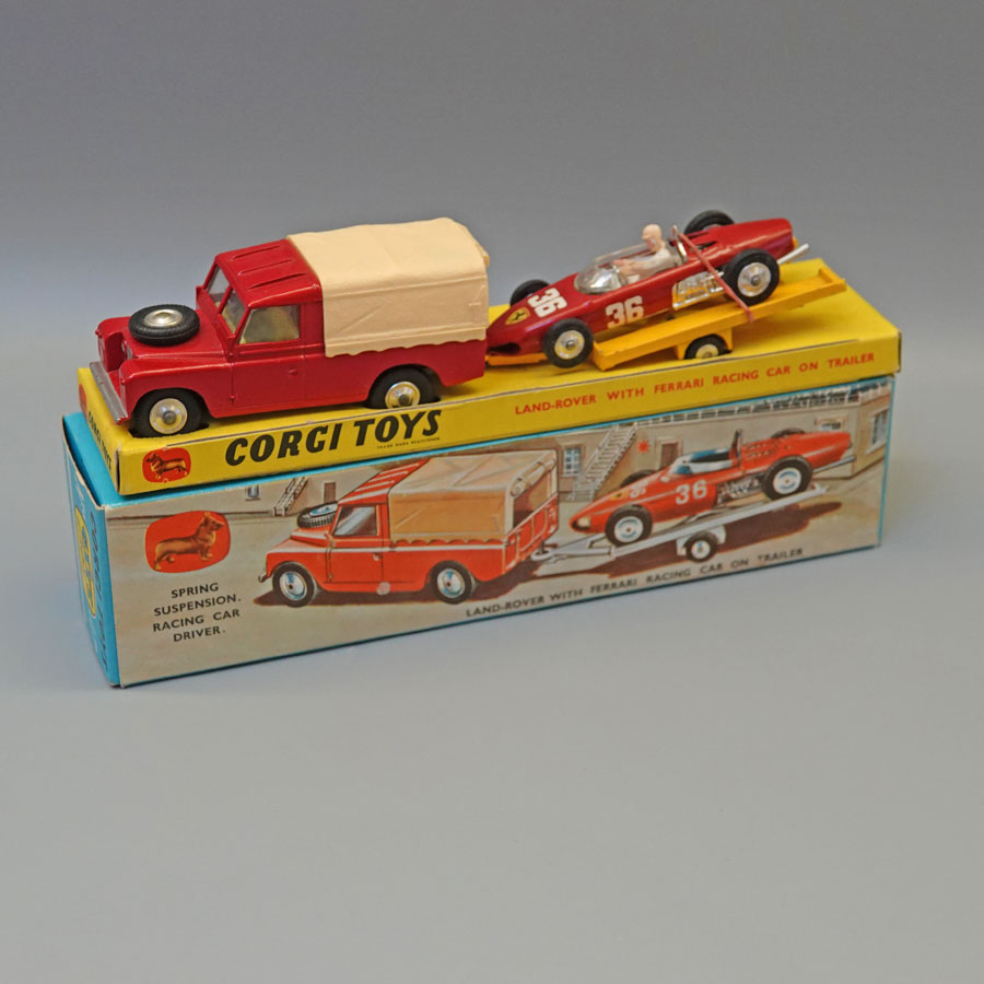 Gift Set 17 LandRover with Ferrari Racing Car on Trailer Die