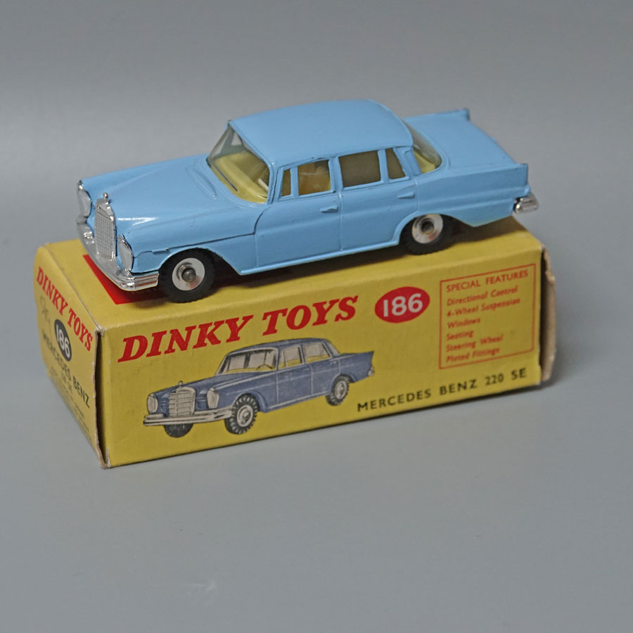 Dinky 186 Mercedes Benz 220 SE light blue