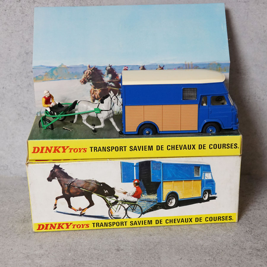 Dinky 571  Transport Saviem de chevaux de courses