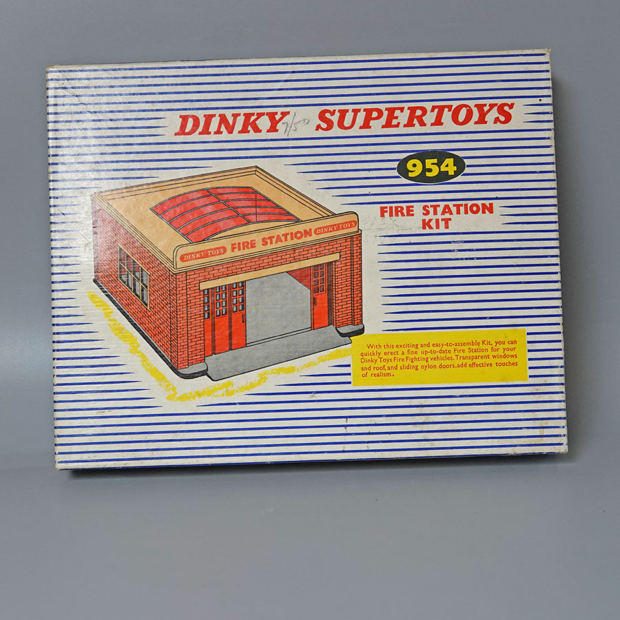 Dinky 954 Fire Station Kit Complete and unassembled