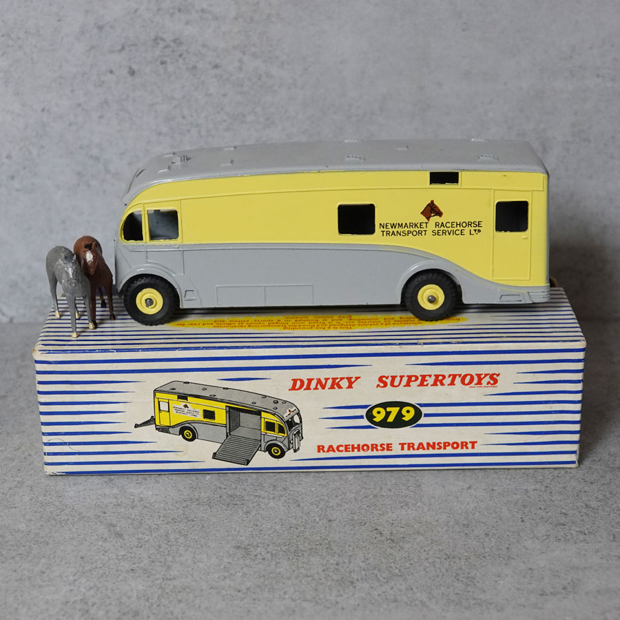Dinky 979 Race Horse Transporter with horses 