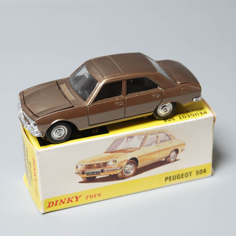 Dinky 011452 Peugeot 504 in gold