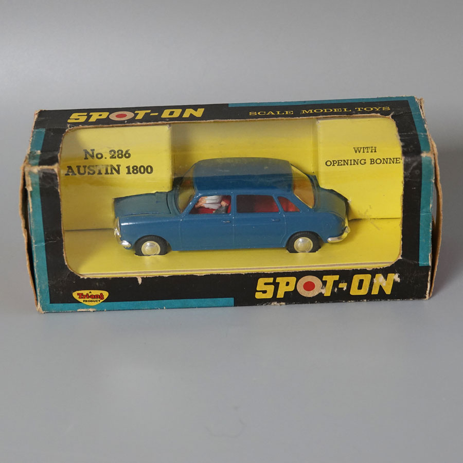 Spot-on 286 Austin 1800 blue with figure