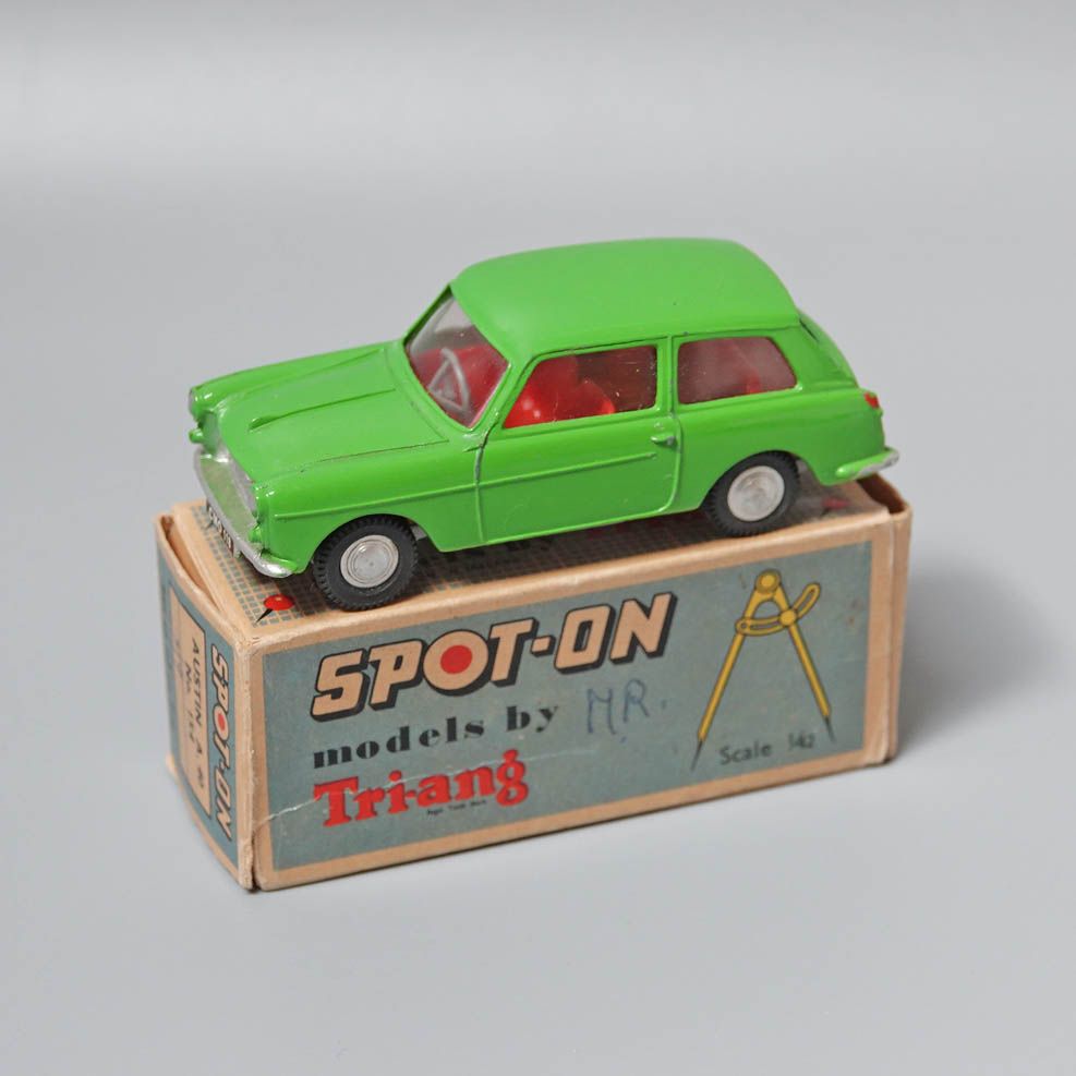 Spot-on 154 Austin A40 in lime green (Scarce)
