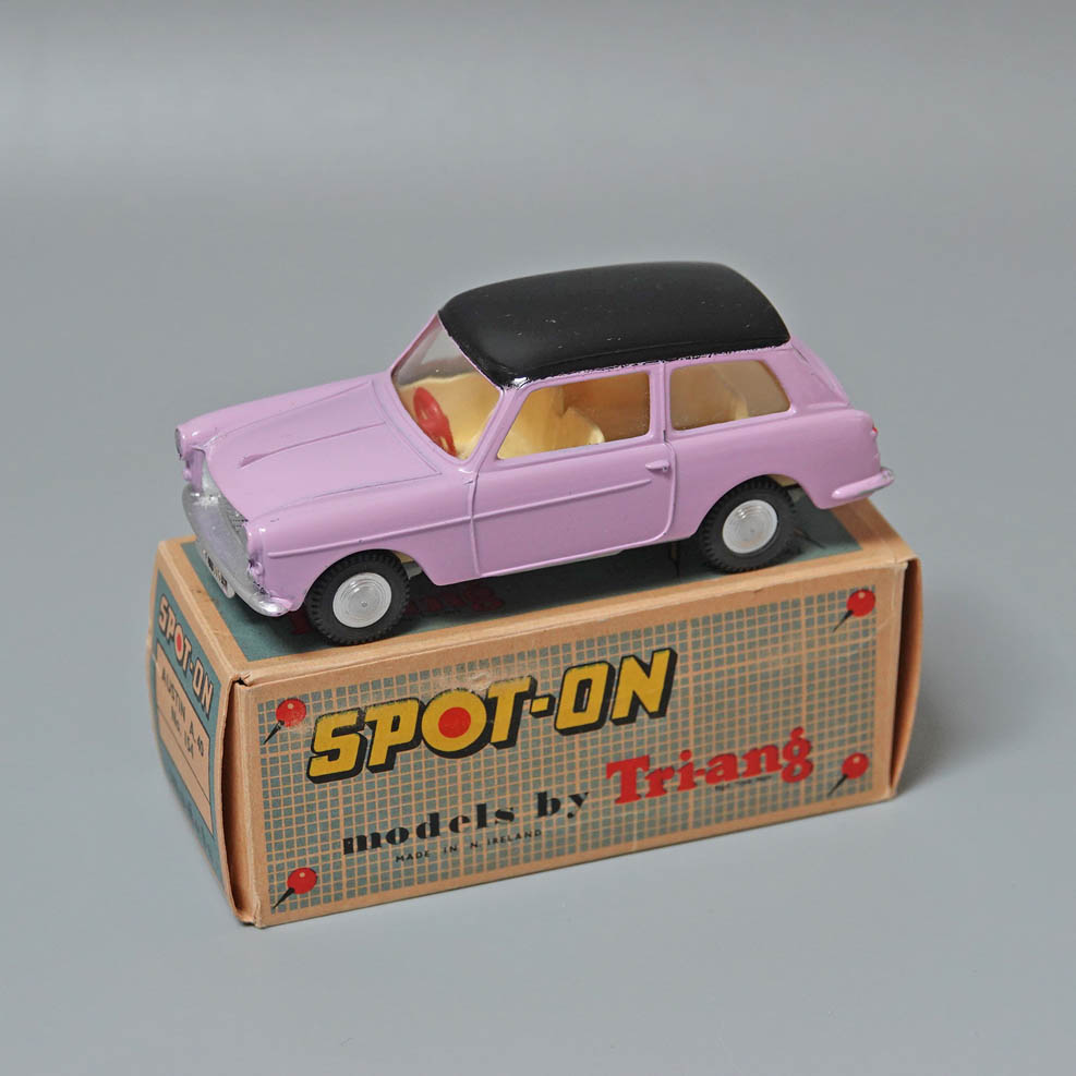 Spot-on 154 Austin A40 In lavender / black roof