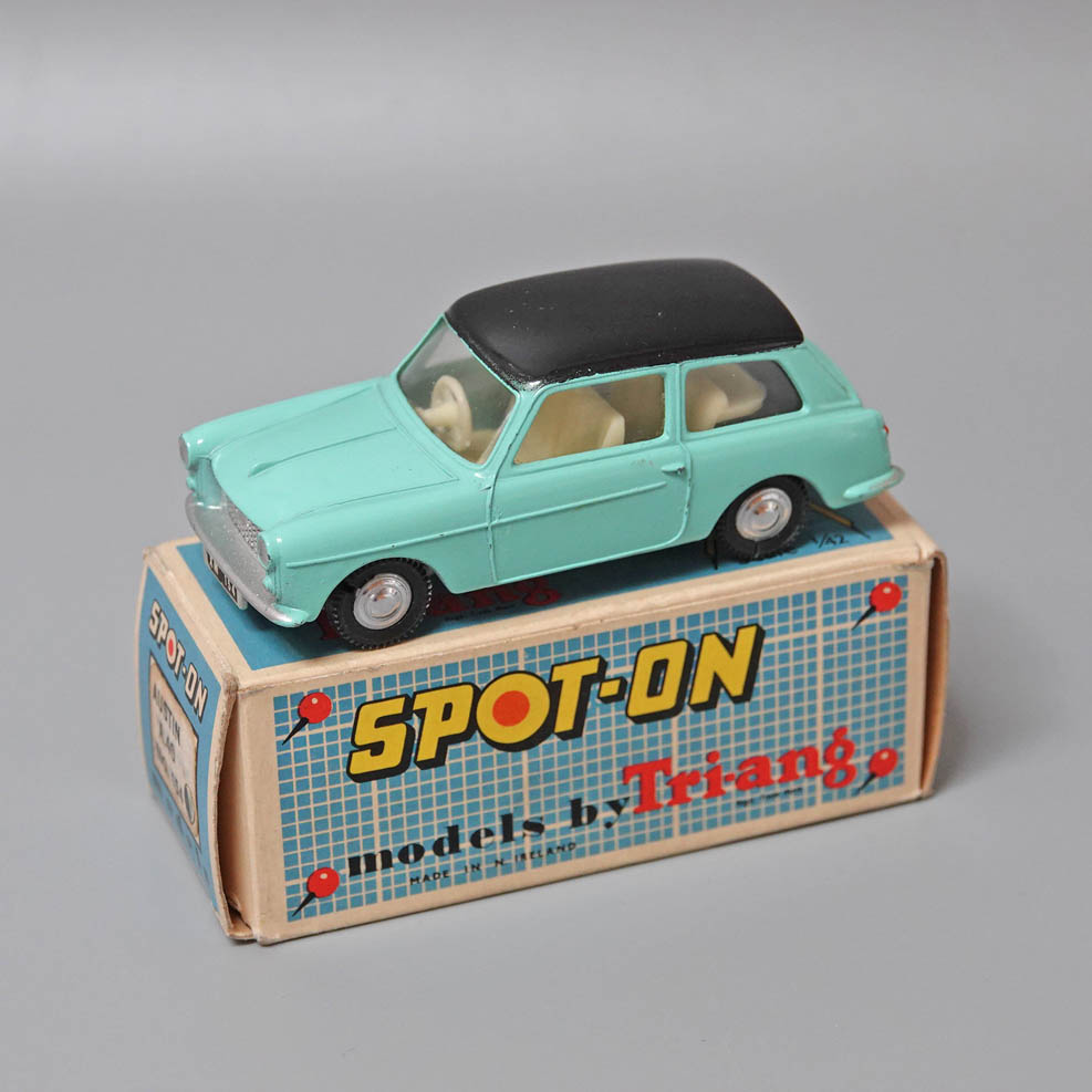Spot-on 154 Austin A40 in turquoise / black